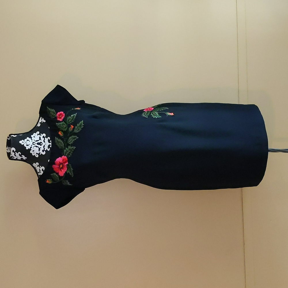 Ladies Maggy London Black and Pink Floral Embroidered Mid-length Dress Sz 6